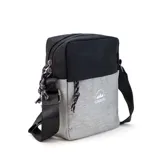 Morral bandolera de nylon en dos colores, azul y negro, con logo "Lincoln's Outdoor Collection" estampado en blanco. Tiene correa larga regulable, dos bolsillos frontales con cierre y un bolsillo interior.