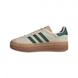 Championes Adidas Gazelle Bold para mujer. Capellada de gamuza color crema con detalles en verde oscuro y suela de goma color caramelo.