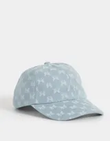 Gorra de jean celeste con estampado de mariposas blancas, visera curva y tira ajustable en la parte trasera.