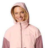 Cortaviento corto Columbia Spire Valley para mujer, color verde claro y beige. Cuenta con capucha ajustable, protector de mentón, sistema transpirable en la espalda, manga ancha, bolsillo oculto, bolsillos con cremallera para las manos, puños elásticos y dobladillo ajustable con ceñidor. Incorpora tecnología de repelencia Omni-SHIELD™.