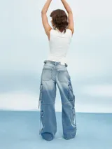 Pantalón de jean celeste, corte wide leg, con bolsillos cargo laterales y cintura alta.
