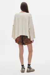 Buzo negro de algodón con cuello redondo y mangas largas.