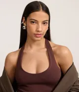 Blusa blanca de punto roma, con diseño de cuello halter que deja la espalda descubierta.