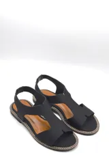 Sandalia plana color gris con tiras anchas de neopreno y detalles en cuero.