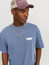 Camiseta azul de manga corta y cuello redondo con estampado pequeño en el pecho.