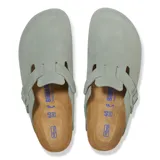 Zueco Birkenstock Boston SFB color verde salvia, con plantilla anatómica de corcho y látex, capellada de cuero gamuzado y suela de goma EVA.