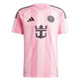 Camiseta de fútbol Adidas del Inter Miami CF, modelo Home 25/26, para hombre. Diseño a rayas verticales rosas y blanco con detalles en negro en cuello, mangas y hombros. Incluye logo de Adidas, escudo del club y sponsor en el frente.