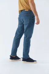 Pantalón jean negro de corte recto, tiro medio, con logo bordado y presillas para cinturón.