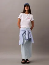 Remera blanca de algodón con cuello redondo y logo de Calvin Klein en el pecho.