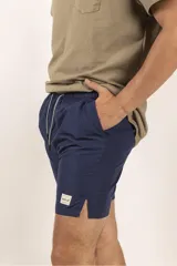 Bermuda de baño color verde agua con cintura elastizada y cordón ajustable. Bolsillos laterales y trasero con etiqueta de marca.