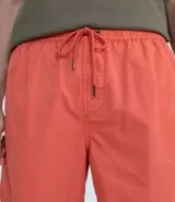 Bermuda short color naranja, de corte recto, con cintura elástica y bolsillos laterales.
