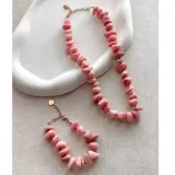 Gargantilla con piedras naturales rosas y cuentas doradas.