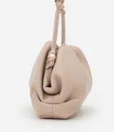 Cartera transversal pequeña color beige, confeccionada en material sintético con bretel fino de cordón con detalles de metal.