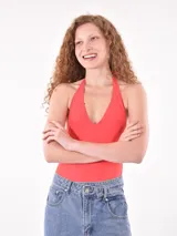 Body rojo con escote halter y espalda descubierta.