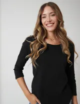 Remera de algodón negra de manga tres cuartos y cuello redondo.