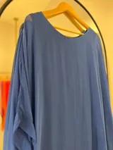 Blusa azul francia de seda italiana, con cuello a la base, corte asimétrico y musculosa integrada.