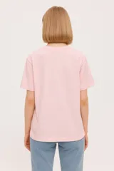 Remera celeste de algodón con cuello redondo y mangas cortas. Estampado frontal con una ilustración de una persona en moto y la frase "Ciao Bella".