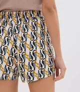 Short de tejido suave con estampado de tucanes en tonos negro, gris y amarillo. Tiene cintura elástica.
