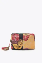 Neceser rectangular acolchado con estampado floral multicolor, cierre de cremallera y borla decorativa.