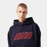 Hoodie azul marino de corte holgado, con capucha y aplique de gamuza bordó en el frente.