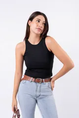 Musculosa ajustada color naranja vibrante, con tejido acanalado (ribbed) y cuello redondo.