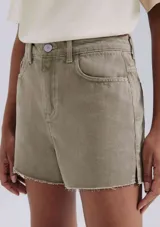 Short color marrón de sarga con bolsillos delanteros y traseros, tiro alto y ruedo desflecado.