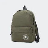 Mochila verde de diseño práctico, con un compartimento principal y bolsillo frontal.