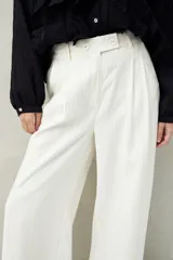 Pantalón blanco a rayas verticales, de corte wide leg y tiro alto.
