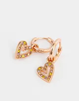 Aros tipo argolla bañados en oro rosa, con dije de corazón con incrustaciones de strass de colores.