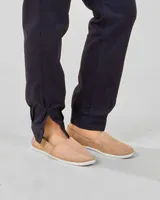 Alpargatas color beige de gamuza, con suela blanca de goma.