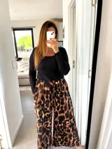 Pantalón palazo de tiro alto con estampado de leopardo en tonos marrones y negros.