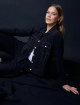 Campera liviana negra marca Ninety con abertura central con botones y bolsillos delanteros.