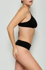 Conjunto de ropa interior gris compuesto por un corpiño triangular sin aro y una bombacha clásica.