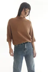Sweater negro de manga corta con cuello alto.