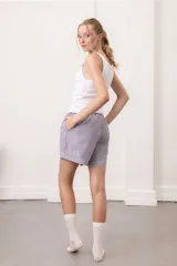 Short de algodón a rayas verticales azules y blancas, con cintura elástica y cordón de ajuste blanco.