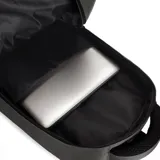 Mochila negra con bolsillo frontal, tres divisiones con cierre y capacidad para notebook. Incluye bolsillos laterales de rejilla para botellas.