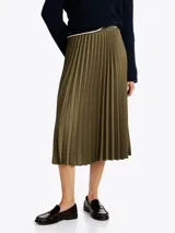 Falda midi color verde militar, plisada, con cintura elástica con logo de Tommy Hilfiger.