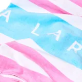 Toalla de playa rectangular con rayas horizontales en colores rosa, blanco y celeste, con la palabra "ALARG" estampada en letras mayúsculas blancas sobre la franja celeste.