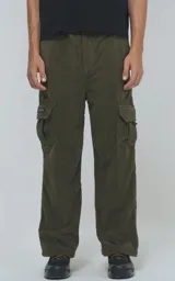 Pantalón cargo de corderoy color verde militar, de calce regular con 6 bolsillos y cintura elastizada.