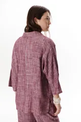 Camisa manga 3/4 con cuello mao y cierre frontal con botones.