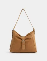 Cartera hobo color marrón claro de cuerina con correa regulable y hebilla decorativa frontal.