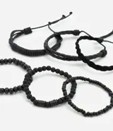 Set de seis pulseras negras para hombre, que incluyen tres pulseras trenzadas con ajuste corredizo y tres pulseras de cuentas con elástico.