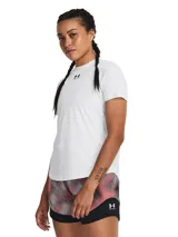 Remera deportiva Under Armour negra de corte clásico con logo estampado en el pecho.