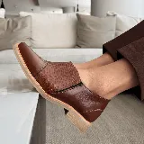 Zapato marrón de cuero vacuno con detalle de cuero texturizado en el empeine y suela color madera.