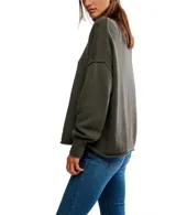 Buzo de tejido punto color beige claro, de calce oversized y cuello alto. Presenta mangas largas con puños anchos y dobladillos enrollados en ruedo y puños.