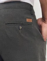 Pantalón de vestir verde oscuro, de corte recto y tiro medio.