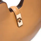 Cartera tipo hobo estructurada de material símil cuero color habano, con asa corta fija para hombro y correa larga regulable y desmontable. Presenta herrajes metálicos color dorado y cierre en el compartimento principal.
