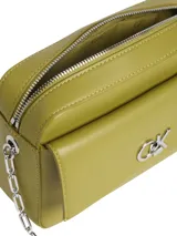 Cartera tipo bandolera de piel sintética granulada color verde lima, con solapa frontal y herrajes metálicos plateados, incluyendo el monograma CK. Posee correa ajustable con detalles de cadena.