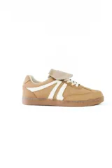 Championes de cuero con estampado animal print, detalles en negro y suela marrón.