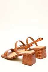 Sandalias marrones de cuero vacuno con textura tipo reptil, dos tiras y taco bloque de 4 cm.